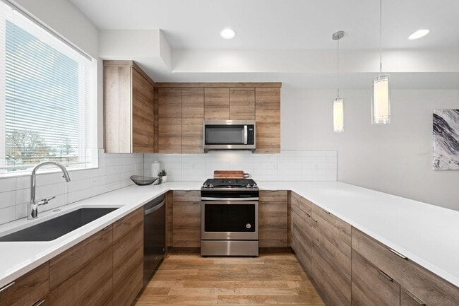 Building Photo - Modern 2-Bedroom Rowhome with Rooftop Moun...