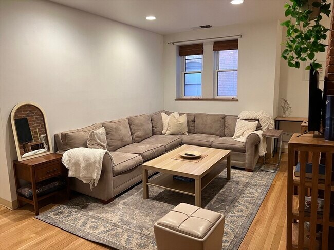 Building Photo - 87 Gainsborough St