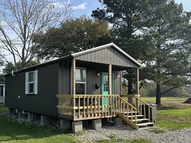 Building Photo - 14625 Labelle Rd