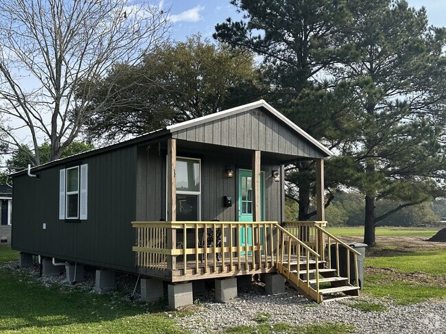 Building Photo - 14625 Labelle Rd
