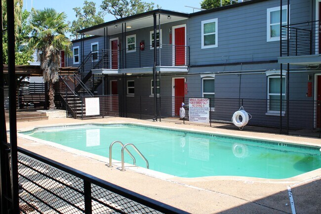 Building Photo - Spacious One-Bedroom at Hyde Park Square