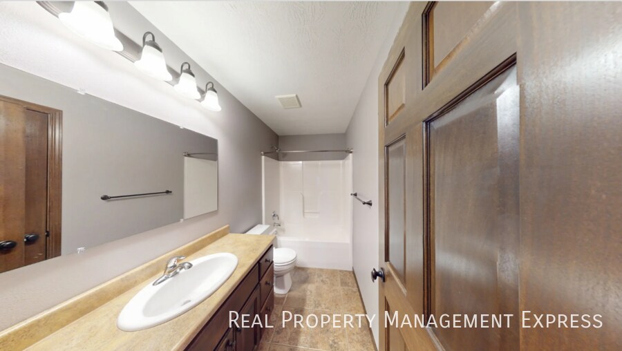 Building Photo - Modern 4 Bedroom 2 Bathroom Twin-Home in Tea