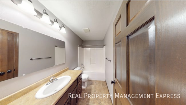 Building Photo - Modern 4 Bedroom 2 Bathroom Twin-Home in Tea