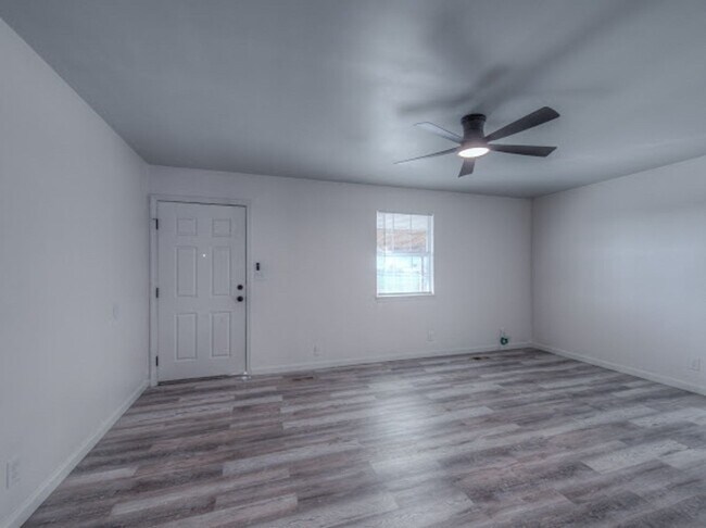 Building Photo - Spacious 3 Bedroom, 2 Bath Duplex with Garage, Washer & Dryer Included – Move-In Ready!