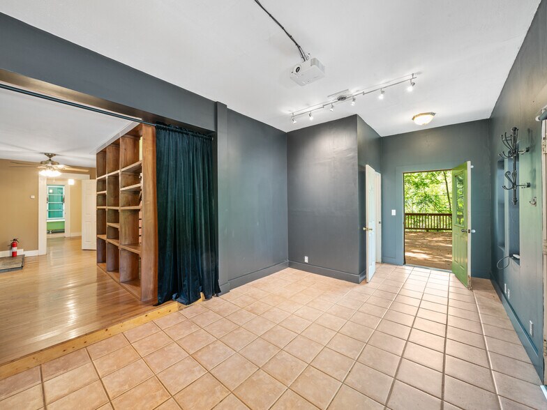 Building Photo - 1896 Highway 80 S