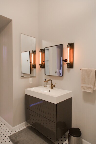 Building Photo - 420 S San Pedro St