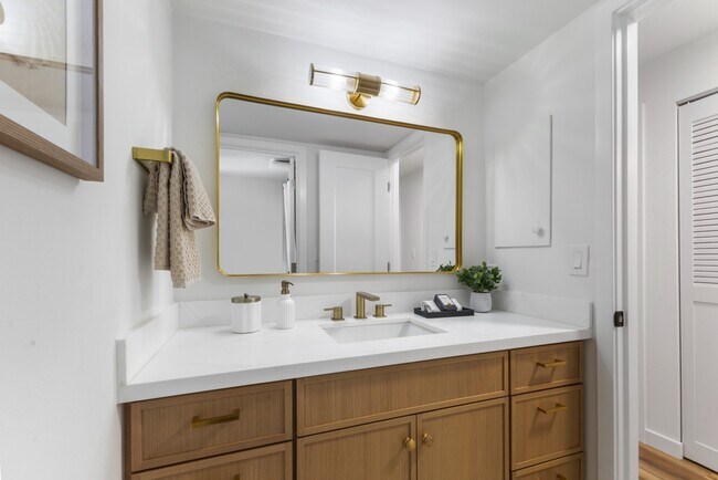 Building Photo - Fully Remodeled 4BR Rambler in Private Fed...