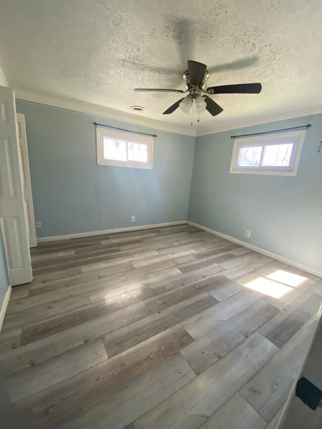 Building Photo - 5696 Pleasant Ave