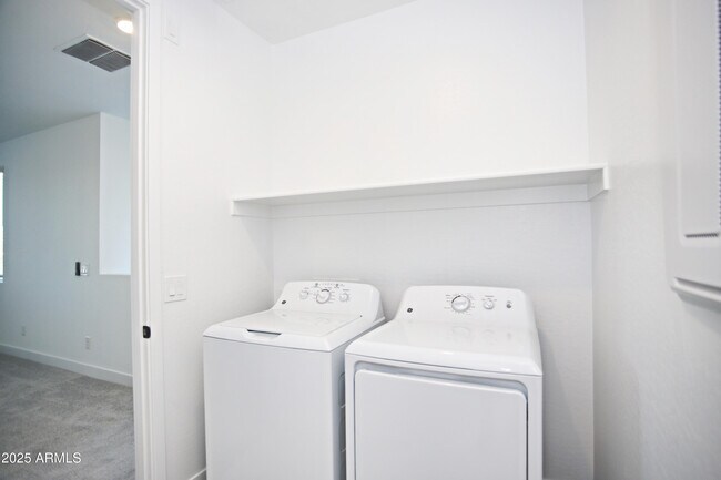 Building Photo - 773 W Lark Dr