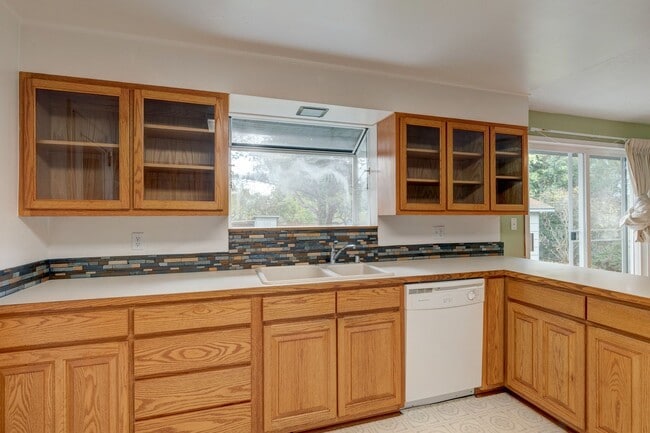 Building Photo - 3 Bedroom Single Story House w/Large Fence...