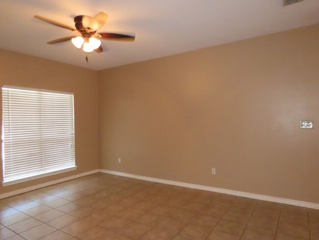 Building Photo - Lindale ISD! Beautiful 3 Bedroom, 2 Bath D...