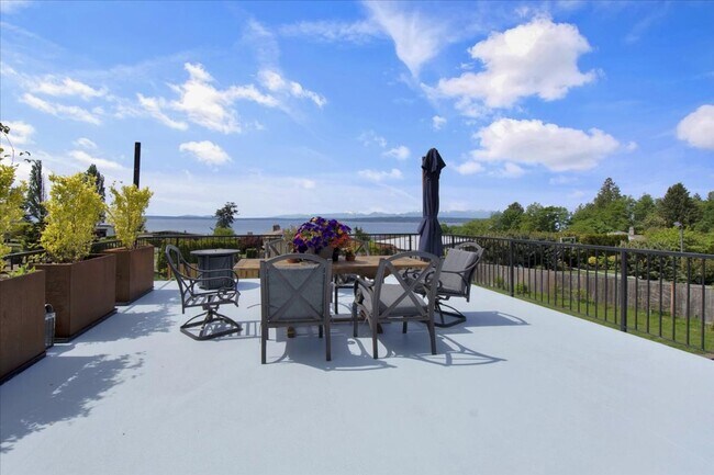 Building Photo - 4Bd/3.25Ba Shoreline House
