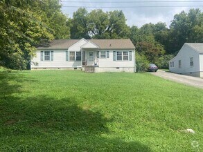 Building Photo - Beautiful 3 Bedroom Home w/yard!