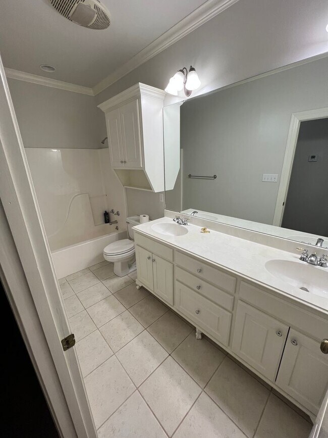 Building Photo - 10513 Plum Creek Dr