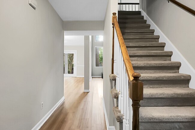 Building Photo - Spacious, Newly Renovated Villa Overlookin...