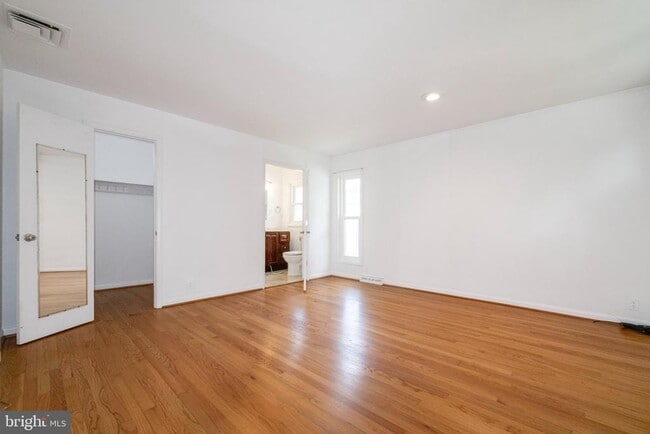 Building Photo - 102 Greenmeadow Dr