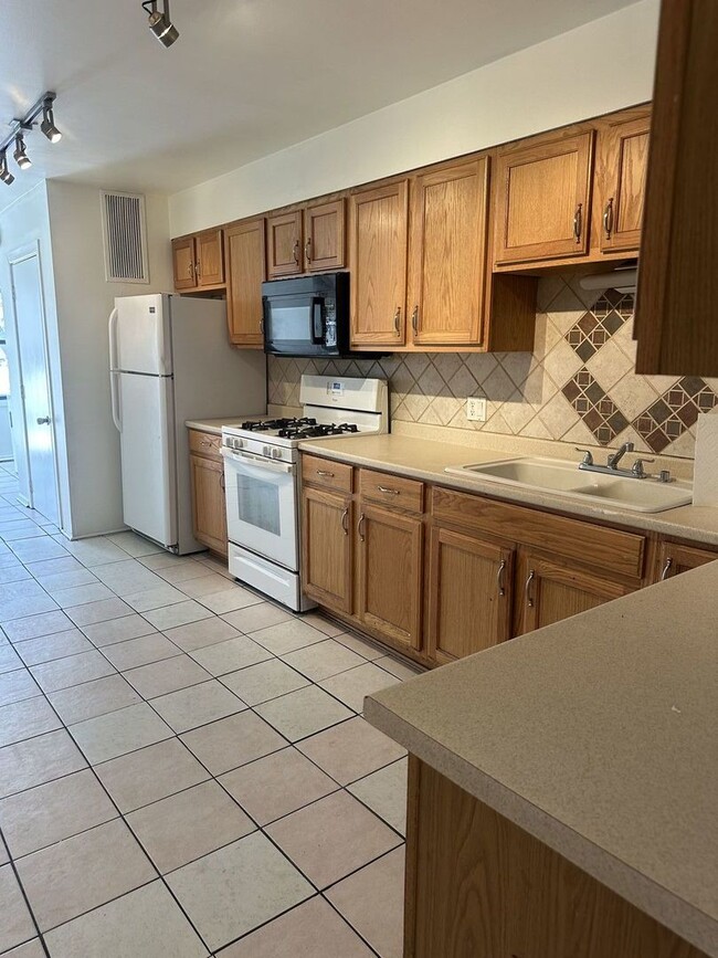 Building Photo - 5826 N Broadway