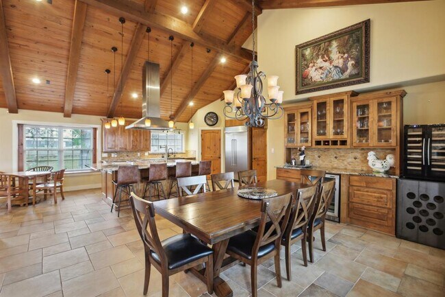Building Photo - 6211 Acacia Dr