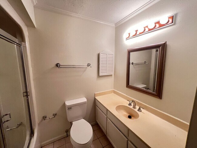 Building Photo - 2.5 Blocks to the Beach! Unfurnished 2 Bedroom, 2 Bath Condo on 1st Floor!