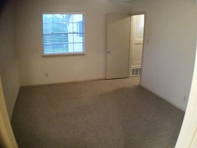 Building Photo - 7204 Creekside Dr