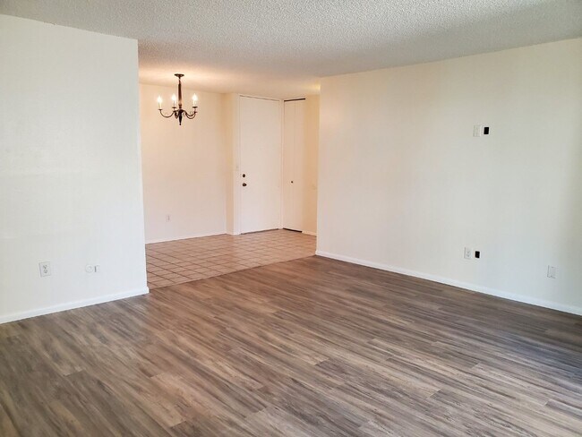 Building Photo - 6455 La Jolla Blvd