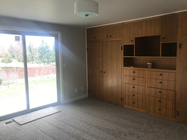 Building Photo - 4 Bedrooms, Pool & Golf Course Views!