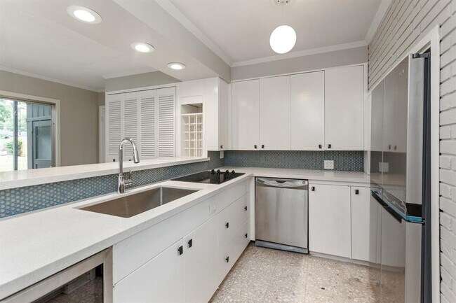 Building Photo - 10234 Hazelhurst Dr