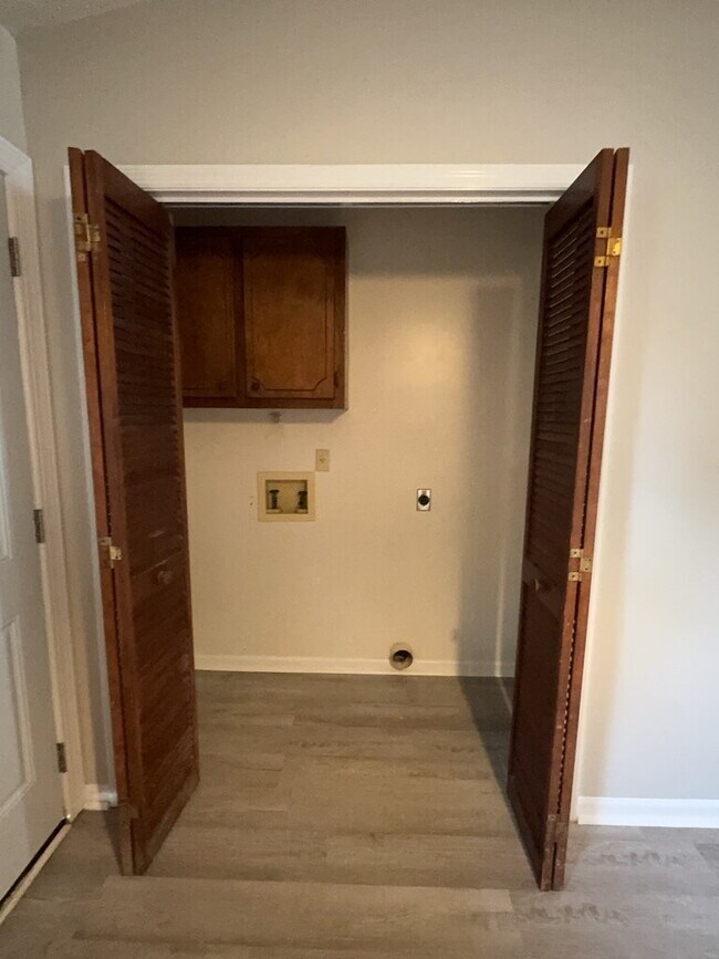 Building Photo - 233 Easy St