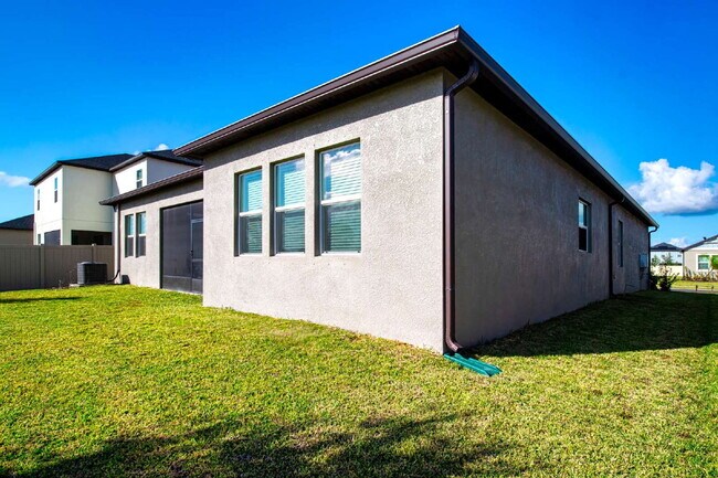 Building Photo - Spacious Like New 4-Bedroom Oasis with 3 Full Baths in Palmetto - Available NOW