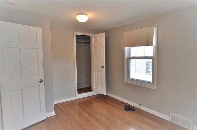 Building Photo - 906 Sylvan Ave