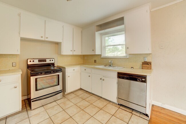 Building Photo - Charming 3 Bedroom 1 Bath near Route 66!