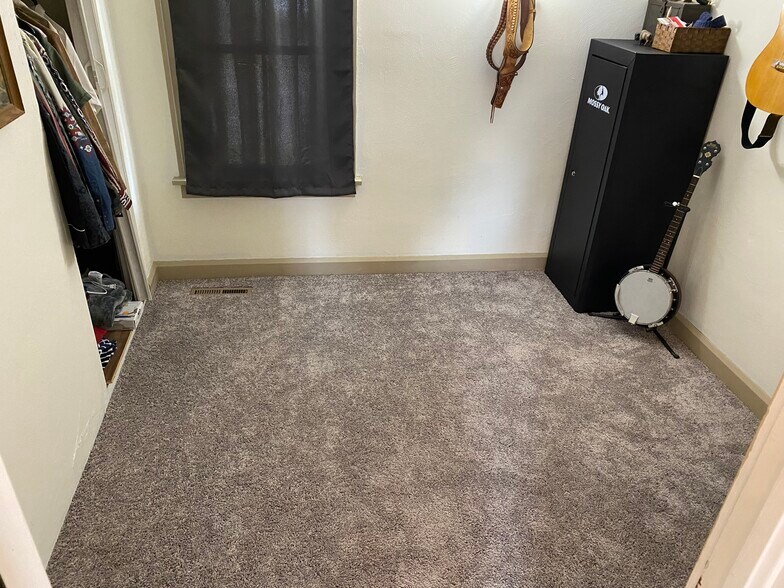 Building Photo - 2617 Maple Ave NE