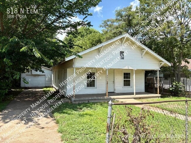 Primary Photo - 818 N Elm-