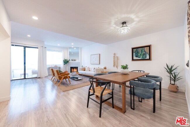 Building Photo - 839 Larrabee St