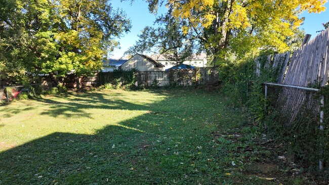 Building Photo - 2660 Sandhurst Dr