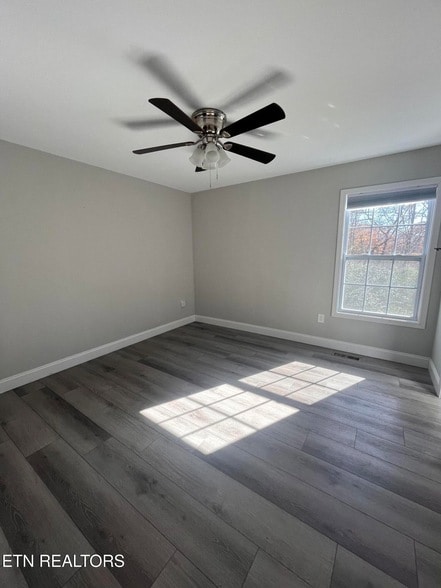 Building Photo - 355 W Outer Dr