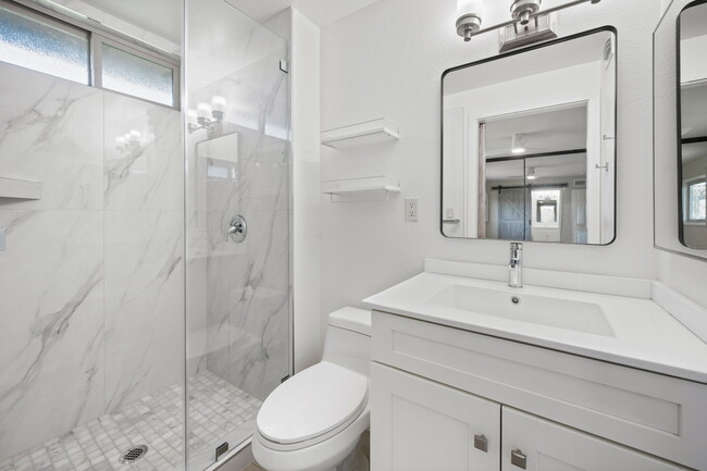 Bathroom 2 - 41805 Largo