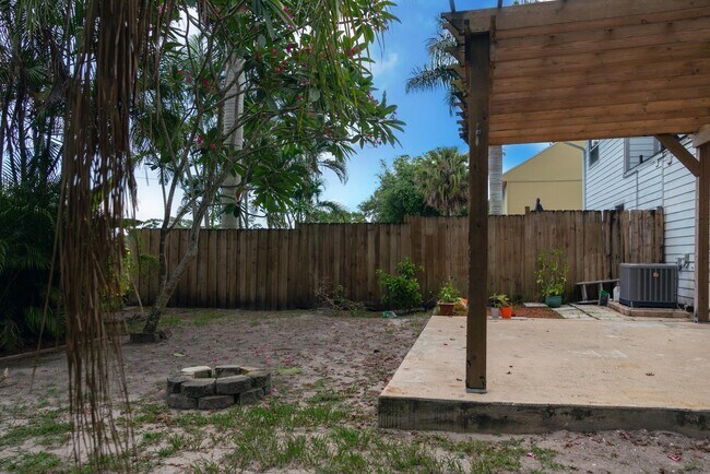 Building Photo - 9243 Green Meadows Way