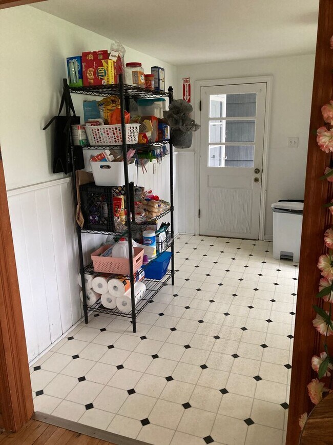 Building Photo - 3 bedroom, 1 bath House: Available August ...