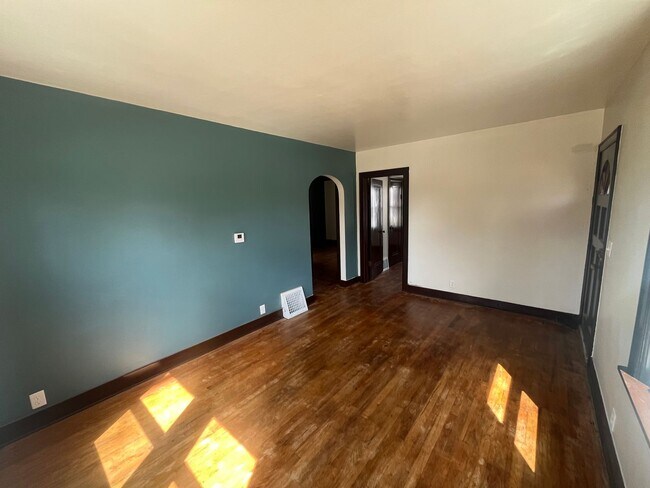 Building Photo - Fully Remodeled 2 Bedroom 1.5 Bathroom House in Moline