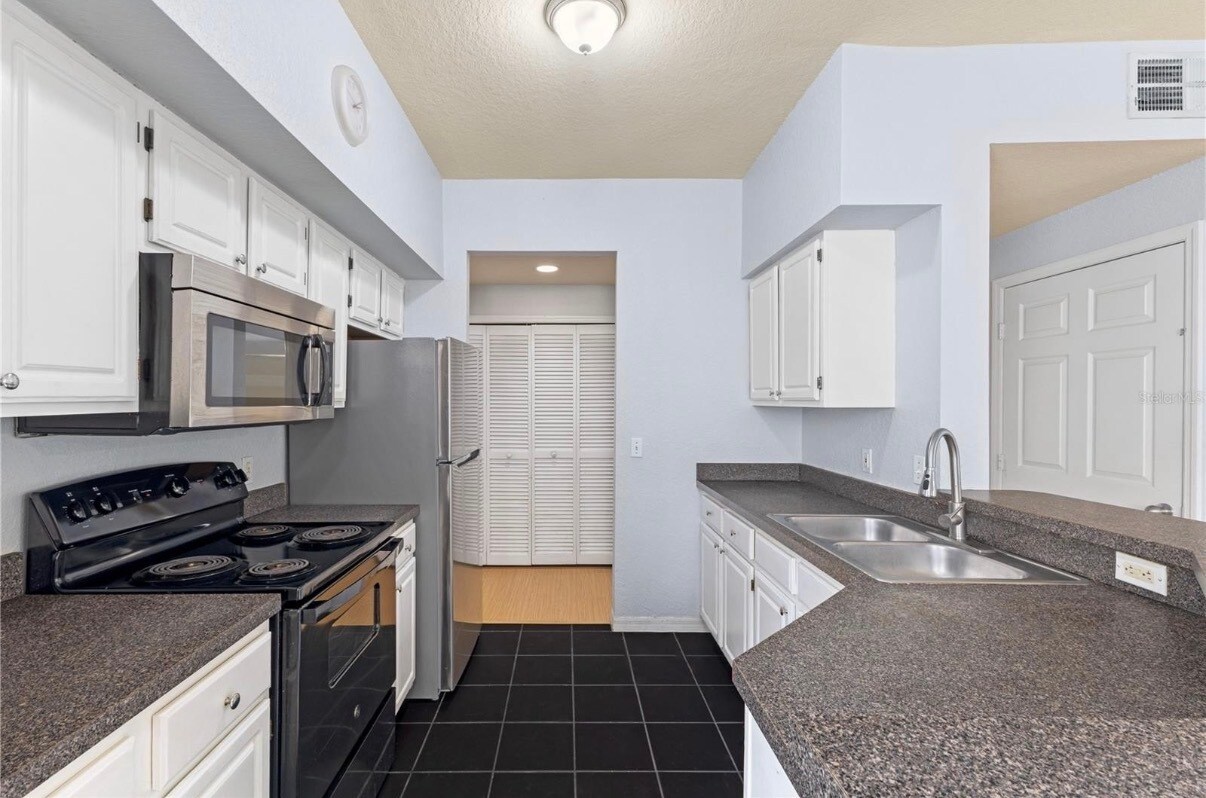 Building Photo - 6017 Westgate Dr