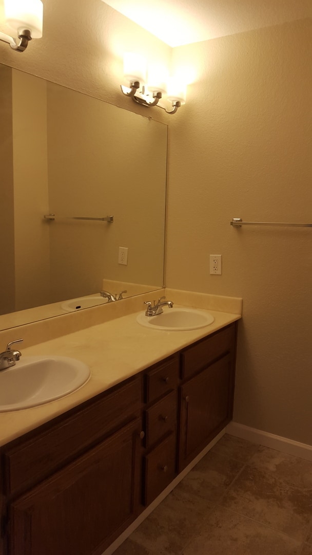 Building Photo - Dublin Silvergate, End Unit Townhome 3 Bed, 2.5 Bath, Dual Primary Suites, Community Pool!