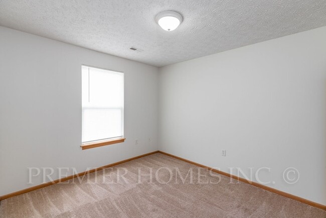 Building Photo - 92-92 Meadow Wood Dr