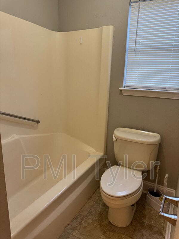 Building Photo - 1005 Towne Lake Dr