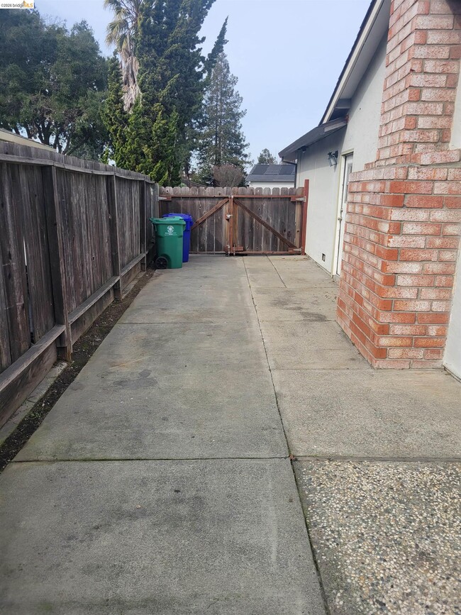 Building Photo - 906 Coral Dr