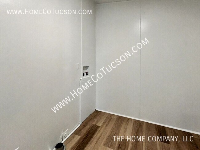 Building Photo - 5717 S Stewart Blvd