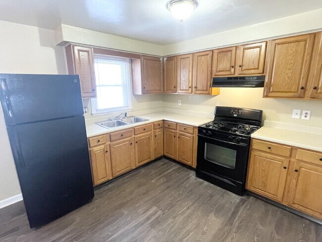 Building Photo - 5 Bedroom with a Bonus family/Tv Room