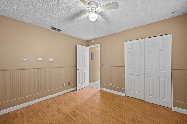 Building Photo - 1100 Manor Dr