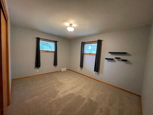 Building Photo - Beautiful 3 bedroom house