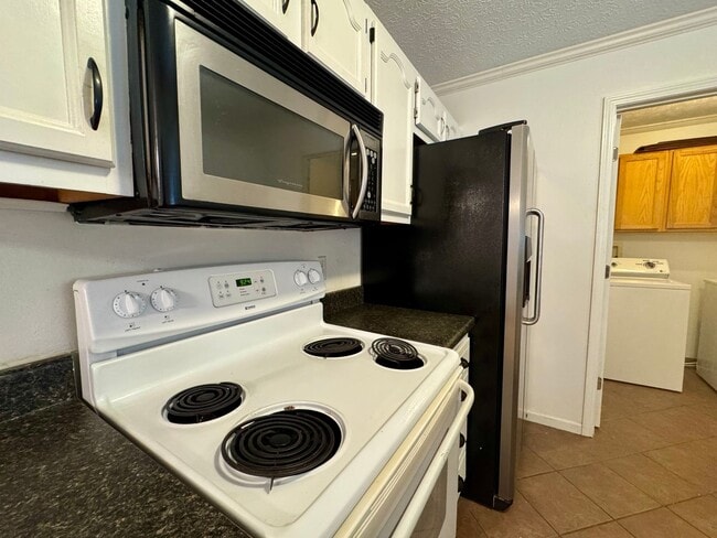 Building Photo - For Rent in St. Robert, MO – Spacious 4 Be...